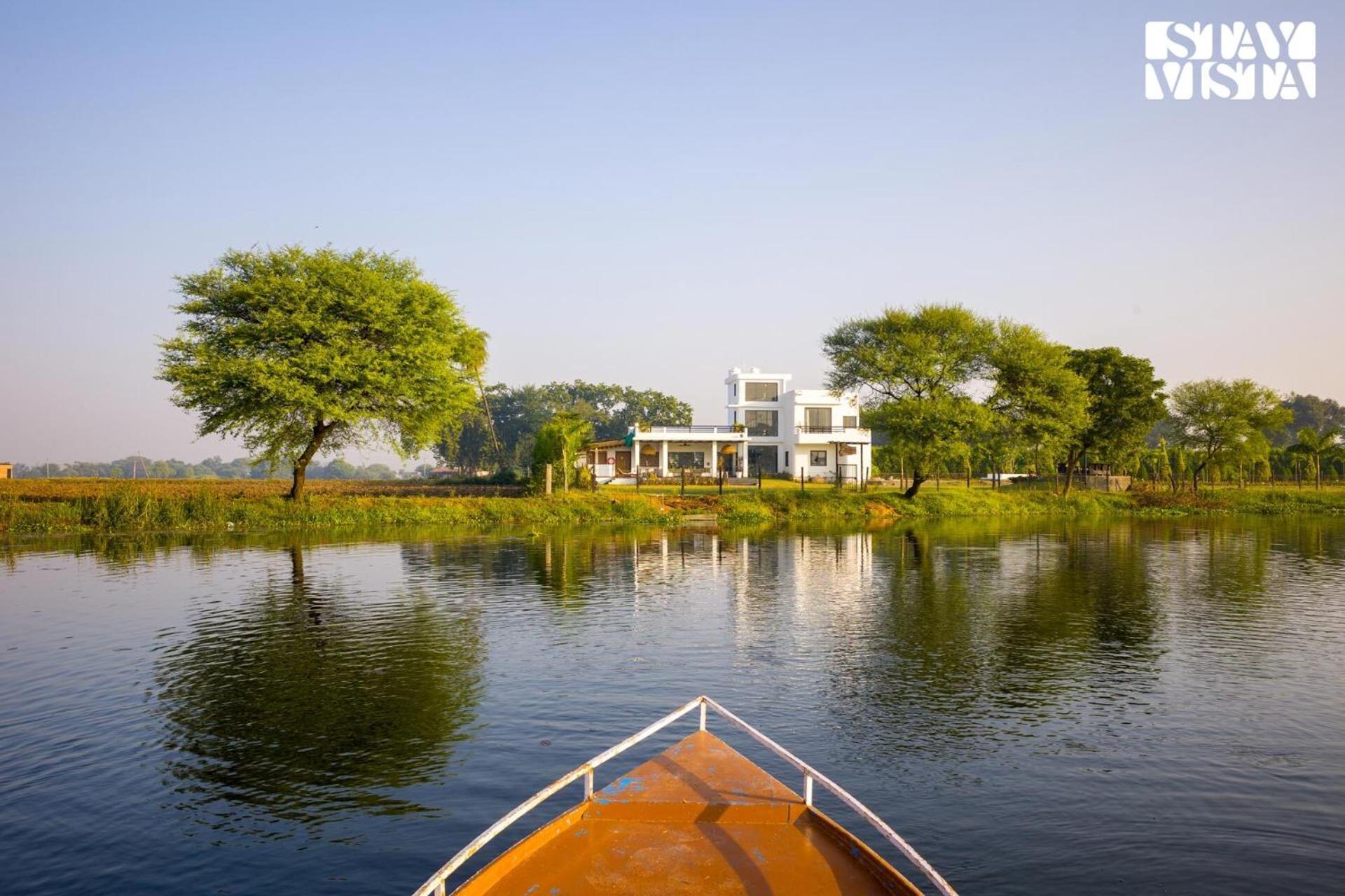 Stayvista At Lotus By The Lake With Pool, Bbq & Lawn Indore Exterior photo